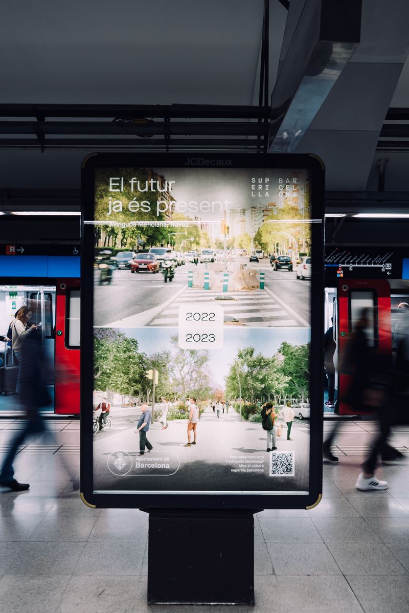 
             MUPI publicitari a la parada de metro La Sagrera amb una de les transformacio...
             Autor: Josbel A. Tinoco
             Mostra els detalls de la imatge MUPI publicitari a la parada de metro La Sagrera amb una de les transformacio...
             