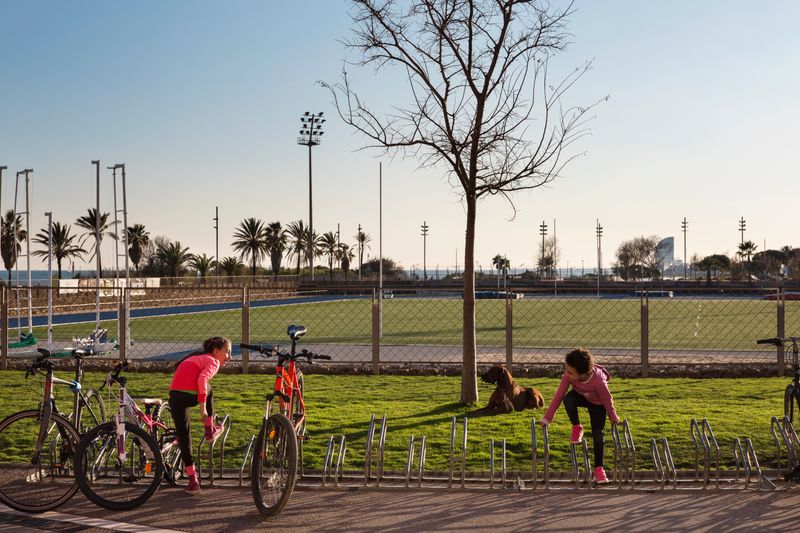 <div class='imageHoverDetail'>
             <p class='imageHoverTitle twoLineBreak'>Complex Esportiu Municipal La Mar Bella. Dones fent estiraments a l'aparcamen...</p>
             <p class='imageHoverAutor oneLineBreak'>Autor: Paola de Grenet</p>
             <button class='imageHoverBtn'>Mostra els detalls de la imatge <span class='sr-only'>Complex Esportiu Municipal La Mar Bella. Dones fent estiraments a l'aparcamen...</span></button>
             </div>