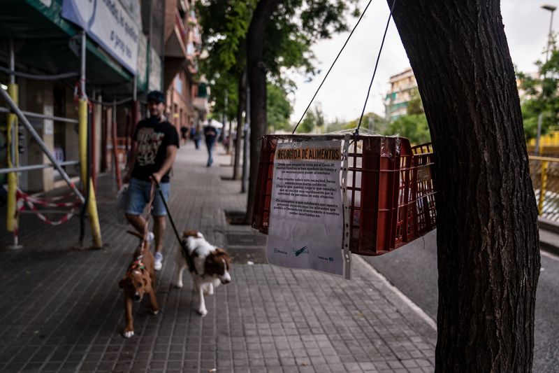 <div class='imageHoverDetail'>
             <p class='imageHoverTitle twoLineBreak'>Caixa de recollida i donació d'aliments de l'Associació Luzazul a la rambla d...</p>
             <p class='imageHoverAutor oneLineBreak'>Autor: Laura Guerrero</p>
             <button class='imageHoverBtn'>Mostra els detalls de la imatge <span class='sr-only'>Caixa de recollida i donació d'aliments de l'Associació Luzazul a la rambla d...</span></button>
             </div>