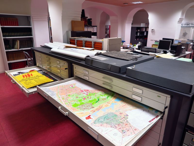 <div class='imageHoverDetail'>
             <p class='imageHoverTitle twoLineBreak'>Arxiu Històric de Sants-Montjuïc</p>
             <p class='imageHoverAutor oneLineBreak'>Autor: Vicente Zambrano</p>
             <button class='imageHoverBtn'>Mostra els detalls de la imatge <span class='sr-only'>Arxiu Històric de Sants-Montjuïc</span></button>
             </div>