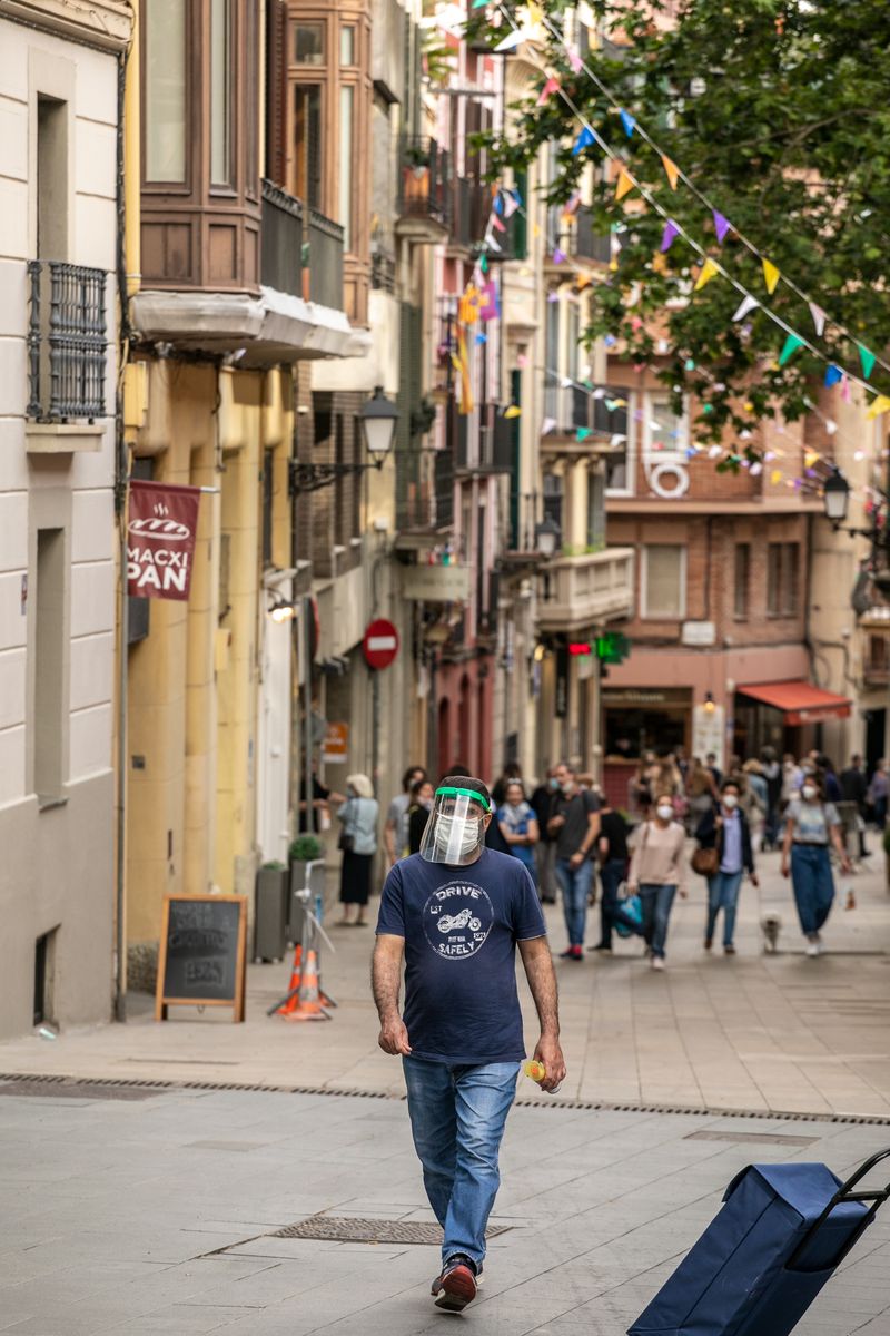 <div class='imageHoverDetail'>
             <p class='imageHoverTitle twoLineBreak'>Grups de gent passegen i van de compres pel carrer Major de Sarrià. Un home c...</p>
             <p class='imageHoverAutor oneLineBreak'>Autor: Edu Bayer</p>
             <button class='imageHoverBtn'>Mostra els detalls de la imatge <span class='sr-only'>Grups de gent passegen i van de compres pel carrer Major de Sarrià. Un home c...</span></button>
             </div>