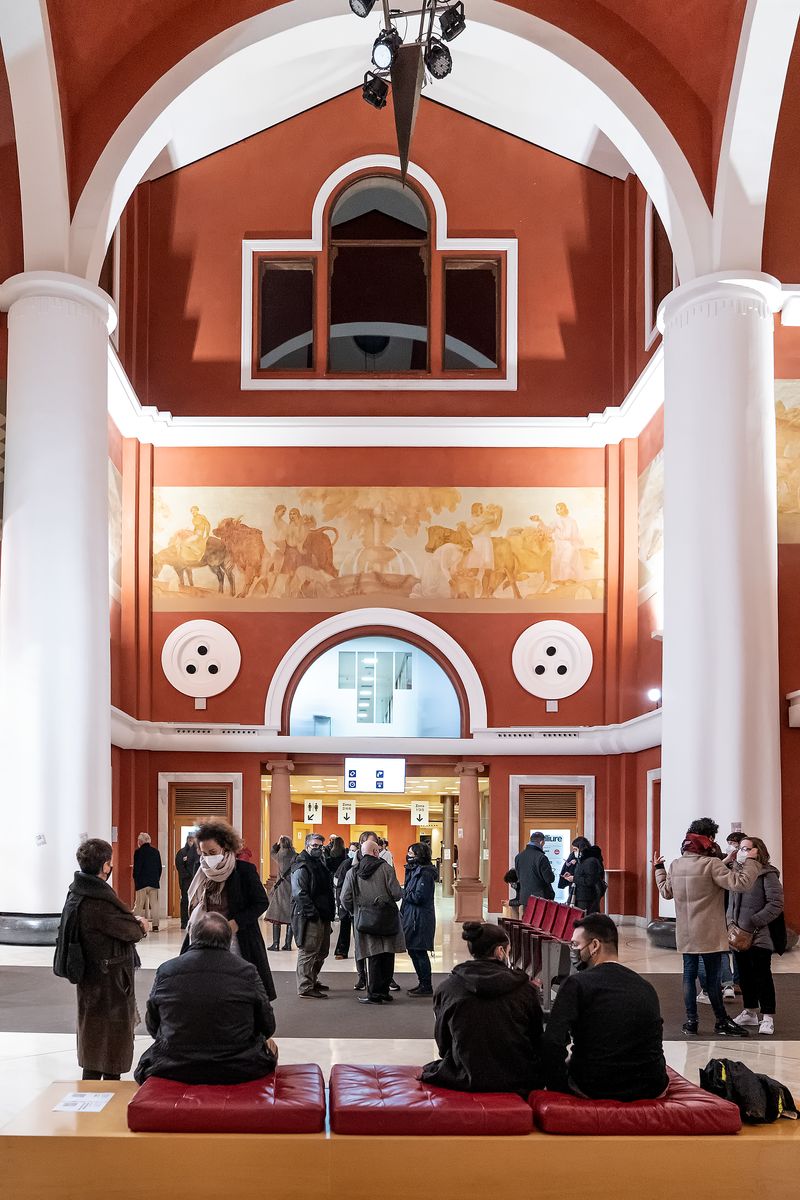 
             Vestíbul del Teatre Lliure amb públic que espera l