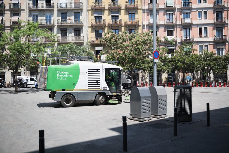 
             Coche de escoba mecánica limpiando en una plaza de Barcelona
             Autor: Ceci Fimia
             Ver los detalles de la imagen Coche de escoba mecánica limpiando en una plaza de Barcelona
             