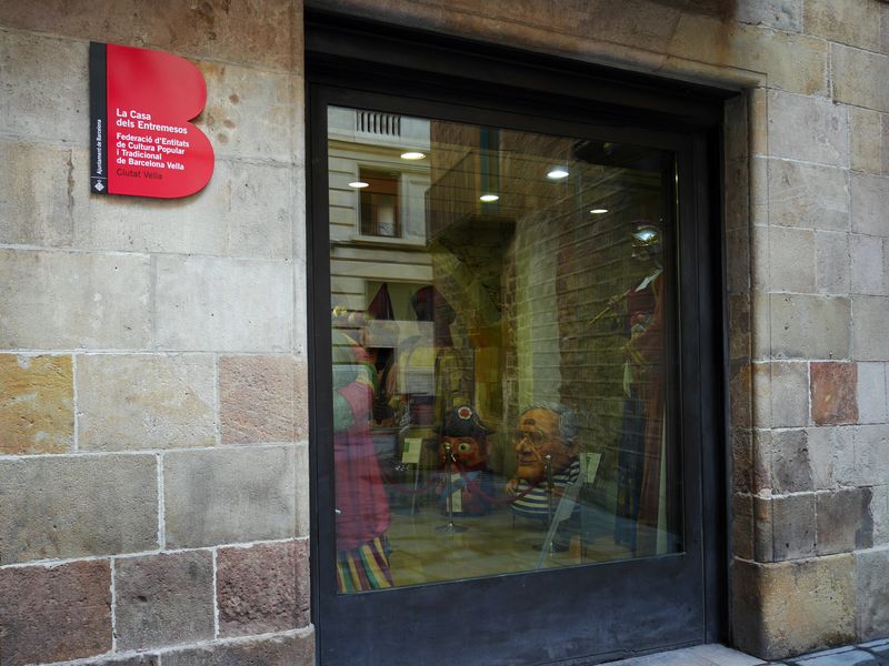 <div class='imageHoverDetail'>
             <p class='imageHoverTitle twoLineBreak'>Casa dels Entremesos. Aparador on es veuen gegants i capgrossos</p>
             <p class='imageHoverAutor oneLineBreak'>Autor: Vicente Zambrano González</p>
             <button class='imageHoverBtn'>Mostra els detalls de la imatge <span class='sr-only'>Casa dels Entremesos. Aparador on es veuen gegants i capgrossos</span></button>
             </div>