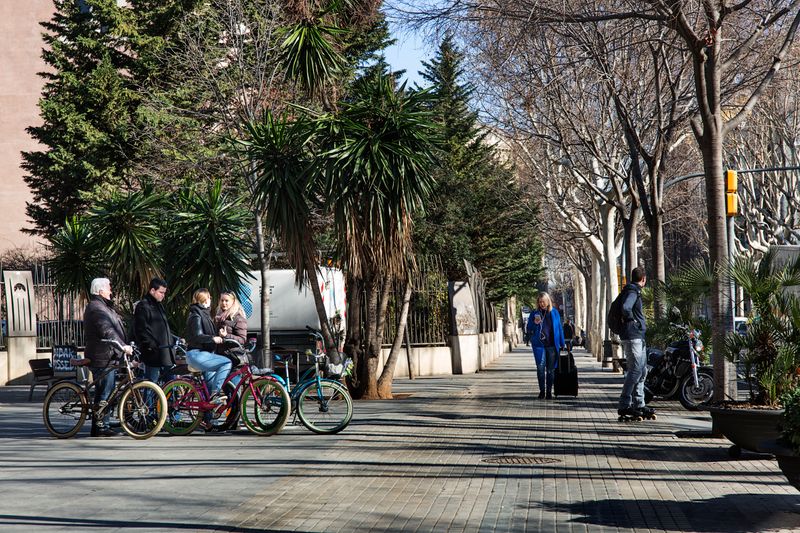 <div class='imageHoverDetail'>
             <p class='imageHoverTitle twoLineBreak'>Ciclistes a la cruïlla d'Enric Granados amb Diputació</p>
             <p class='imageHoverAutor oneLineBreak'>Autor: Paola de Grenet</p>
             <button class='imageHoverBtn'>Mostra els detalls de la imatge <span class='sr-only'>Ciclistes a la cruïlla d'Enric Granados amb Diputació</span></button>
             </div>