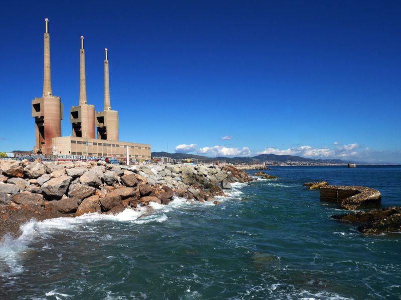 <div class='imageHoverDetail'>
             <p class='imageHoverTitle twoLineBreak'>Les Tres Xemeneis, Tèrmica de Sant Adrià de Besòs. Vista des de la platja</p>
             <p class='imageHoverAutor oneLineBreak'>Autor: Vicente Zambrano González</p>
             <button class='imageHoverBtn'>Mostra els detalls de la imatge <span class='sr-only'>Les Tres Xemeneis, Tèrmica de Sant Adrià de Besòs. Vista des de la platja</span></button>
             </div>