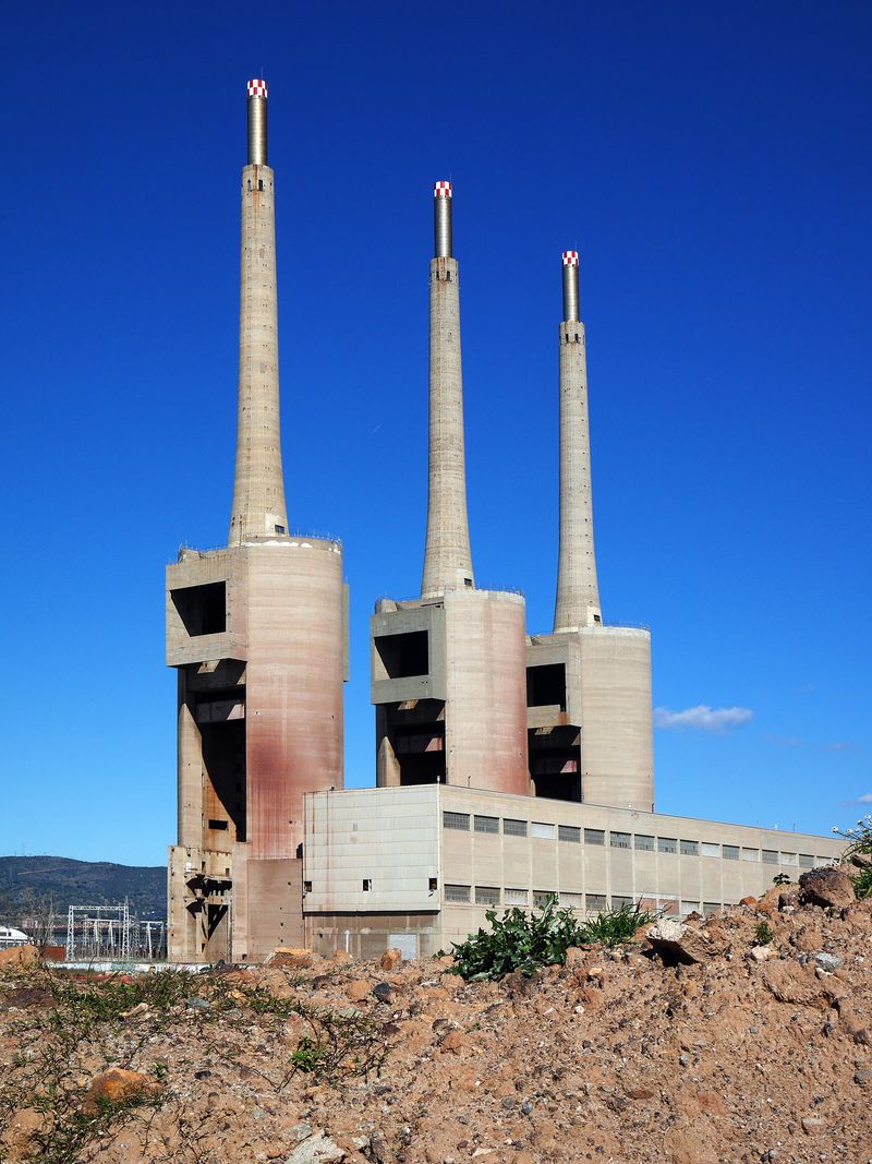 <div class='imageHoverDetail'>
             <p class='imageHoverTitle twoLineBreak'>Les Tres Xemeneis, Tèrmica de Sant Adrià de Besòs</p>
             <p class='imageHoverAutor oneLineBreak'>Autor: Vicente Zambrano González</p>
             <button class='imageHoverBtn'>Mostra els detalls de la imatge <span class='sr-only'>Les Tres Xemeneis, Tèrmica de Sant Adrià de Besòs</span></button>
             </div>