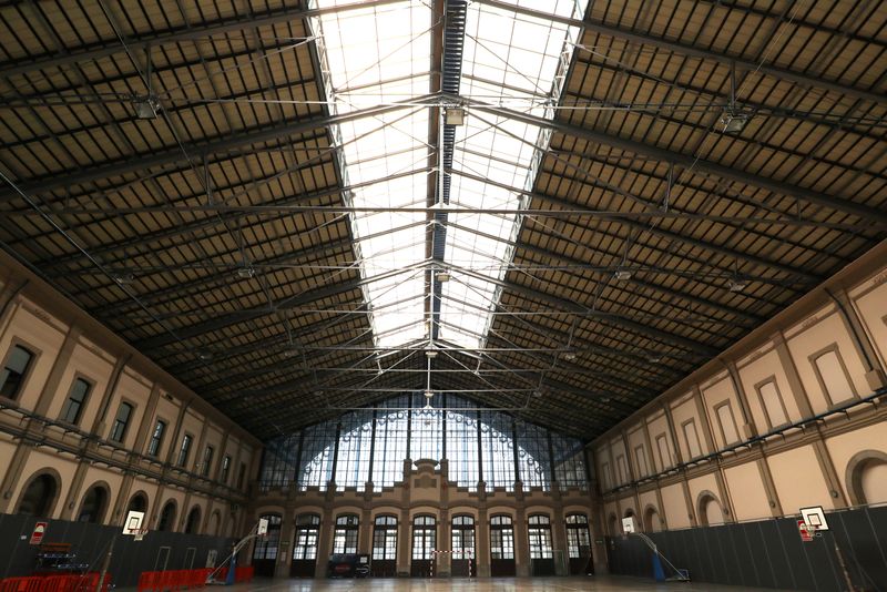 <div class='imageHoverDetail'>
             <p class='imageHoverTitle twoLineBreak'>Estació del Nord. Interior amb pista de bàsquet</p>
             <p class='imageHoverAutor oneLineBreak'>Autor: Vicente Zambrano González</p>
             <button class='imageHoverBtn'>Mostra els detalls de la imatge <span class='sr-only'>Estació del Nord. Interior amb pista de bàsquet</span></button>
             </div>