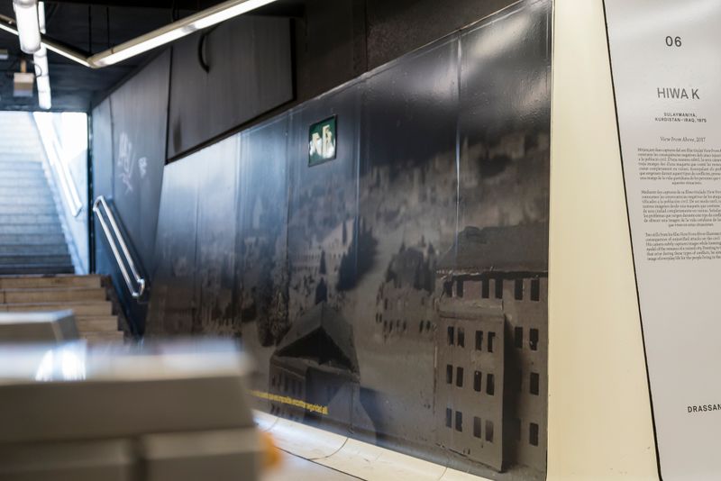 <div class='imageHoverDetail'>
             <p class='imageHoverTitle twoLineBreak'>Accés i mural a les parets del vestíbul de l'estació de metro Drassanes</p>
             <p class='imageHoverAutor oneLineBreak'>Autor: Clara Soler Chopo</p>
             <button class='imageHoverBtn'>Mostra els detalls de la imatge <span class='sr-only'>Accés i mural a les parets del vestíbul de l'estació de metro Drassanes</span></button>
             </div>