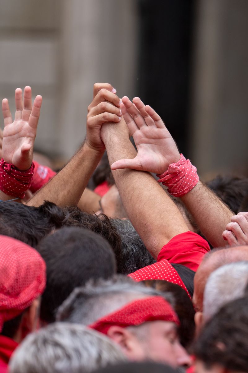 
             Els membres dels Castellers de Barcelona preparen la pinya d