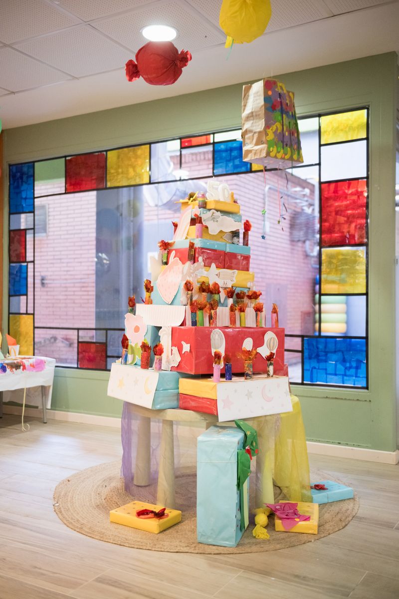 <div class='imageHoverDetail'>
             <p class='imageHoverTitle twoLineBreak'>Pastís d’aniversari fet amb manualitats pels 50 anys de l’escola Bac de Roda</p>
             <p class='imageHoverAutor oneLineBreak'>Autor: Ceci Fimia</p>
             <button class='imageHoverBtn'>Mostra els detalls de la imatge <span class='sr-only'>Pastís d’aniversari fet amb manualitats pels 50 anys de l’escola Bac de Roda</span></button>
             </div>