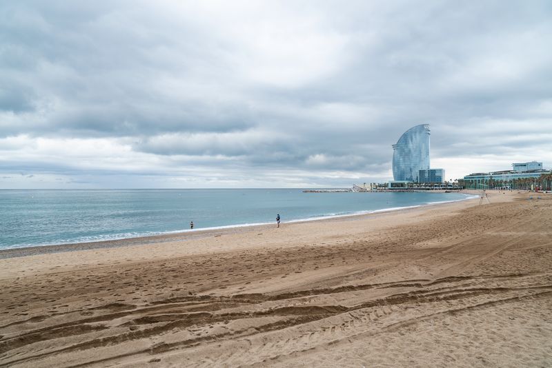 <div class='imageHoverDetail'>
             <p class='imageHoverTitle twoLineBreak'>Vista de la platja de Sant Miquel un dia ennuvolat amb poca gent a la platja</p>
             <p class='imageHoverAutor oneLineBreak'>Autor: Clara Soler Chopo</p>
             <button class='imageHoverBtn'>Mostra els detalls de la imatge <span class='sr-only'>Vista de la platja de Sant Miquel un dia ennuvolat amb poca gent a la platja</span></button>
             </div>