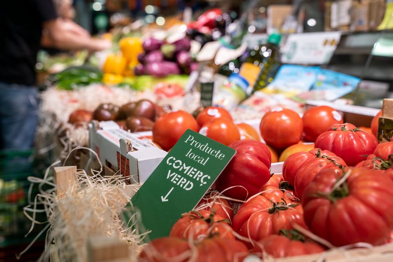 
             Tomàquets a una parada de fruites i verdures del Mercat de Sarrià. Hi ha una ...
             Autor: Mariona Gil
             Mostra els detalls de la imatge Tomàquets a una parada de fruites i verdures del Mercat de Sarrià. Hi ha una ...
             