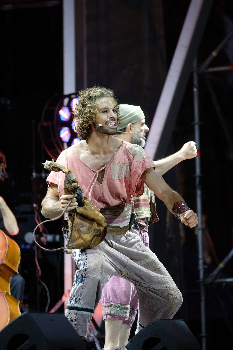 <div class='imageHoverDetail'>
             <p class='imageHoverTitle twoLineBreak'>Dagoll Dagom actuando en la playa de Sant Sebastià</p>
             <p class='imageHoverAutor oneLineBreak'>Autor: Andreu Puig</p>
             <button class='imageHoverBtn'>Ver los detalles de la imagen <span class='sr-only'>Dagoll Dagom actuando en la playa de Sant Sebastià</span></button>
             </div>