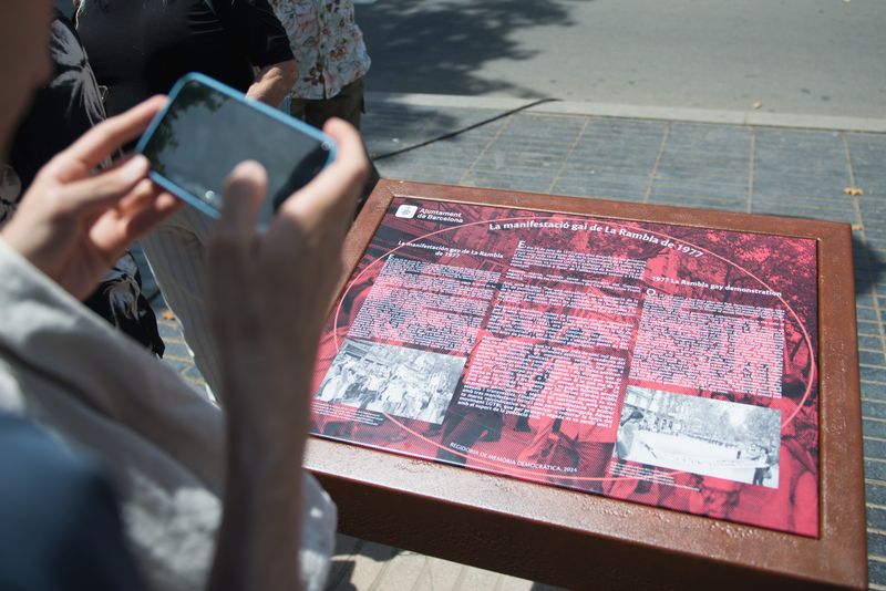 
             Una persona fotografia el faristol en memòria de la 1a manifestació per l’all...
             Autor: Ceci Fimia
             Mostra els detalls de la imatge Una persona fotografia el faristol en memòria de la 1a manifestació per l’all...
             