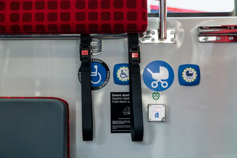 <div class='imageHoverDetail'>
             <p class='imageHoverTitle twoLineBreak'>Zona interior del bus elèctric reservada per cadires de rodes i cotxets infan...</p>
             <p class='imageHoverAutor oneLineBreak'>Autor: Carlota Serarols</p>
             <button class='imageHoverBtn'>Mostra els detalls de la imatge <span class='sr-only'>Zona interior del bus elèctric reservada per cadires de rodes i cotxets infan...</span></button>
             </div>