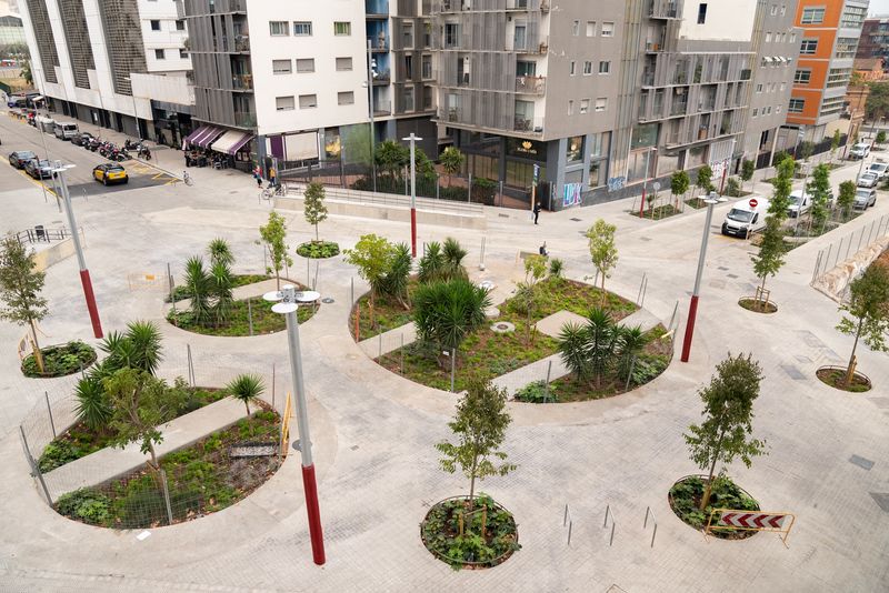 <div class='imageHoverDetail'>
             <p class='imageHoverTitle twoLineBreak'>Centre de la nova plaça creada per la transformació del nou eix verd amb plat...</p>
             <p class='imageHoverAutor oneLineBreak'>Autor: Àlex Losada</p>
             <button class='imageHoverBtn'>Mostra els detalls de la imatge <span class='sr-only'>Centre de la nova plaça creada per la transformació del nou eix verd amb plat...</span></button>
             </div>