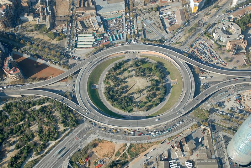 <div class='imageHoverDetail'>
             <p class='imageHoverTitle twoLineBreak'>Vista aèria de la plaça de les Glòries Catalanes l’11 de desembre de 2006</p>
             <p class='imageHoverAutor oneLineBreak'>Autor: Tavisa</p>
             <button class='imageHoverBtn'>Mostra els detalls de la imatge <span class='sr-only'>Vista aèria de la plaça de les Glòries Catalanes l’11 de desembre de 2006</span></button>
             </div>