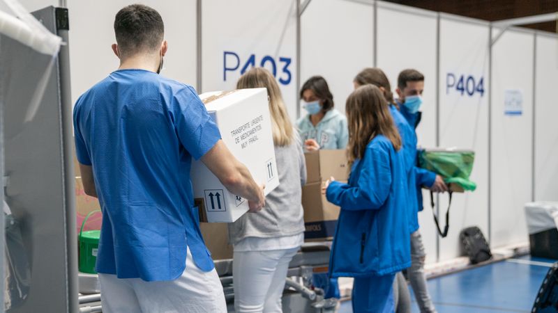 <div class='imageHoverDetail'>
             <p class='imageHoverTitle twoLineBreak'>Sanitaris i equips de mudança omplen caixes amb el material mèdic sobrant</p>
             <p class='imageHoverAutor oneLineBreak'>Autor: Clara Soler Chopo</p>
             <button class='imageHoverBtn'>Mostra els detalls de la imatge <span class='sr-only'>Sanitaris i equips de mudança omplen caixes amb el material mèdic sobrant</span></button>
             </div>