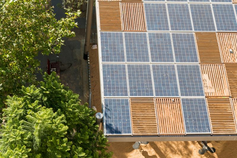 <div class='imageHoverDetail'>
             <p class='imageHoverTitle twoLineBreak'>Plaques fotovoltaiques de la pèrgola vistes des de dalt</p>
             <p class='imageHoverAutor oneLineBreak'>Autor: Sebastià Rambla</p>
             <button class='imageHoverBtn'>Mostra els detalls de la imatge <span class='sr-only'>Plaques fotovoltaiques de la pèrgola vistes des de dalt</span></button>
             </div>