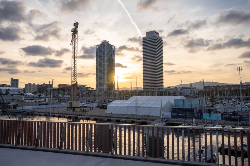 <div class='imageHoverDetail'>
             <p class='imageHoverTitle twoLineBreak'>Vistes del Moll de Recer en motiu de l’acte institucional de visita al nou Po...</p>
             <p class='imageHoverAutor oneLineBreak'>Autor: Elena Pastor</p>
             <button class='imageHoverBtn'>Mostra els detalls de la imatge <span class='sr-only'>Vistes del Moll de Recer en motiu de l’acte institucional de visita al nou Po...</span></button>
             </div>