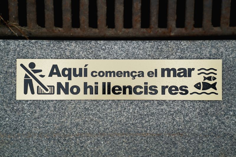 
             Placa con el mensaje "Aquí empieza el mar. No tires nada" en la acera al lado...
             Autor: Clara Soler Chopo
             Ver los detalles de la imagen Placa con el mensaje "Aquí empieza el mar. No tires nada" en la acera al lado...
             