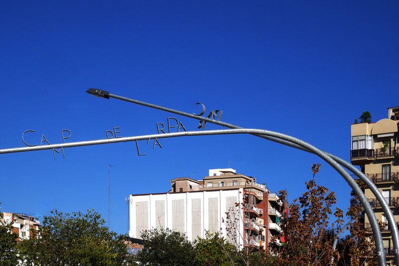 <div class='imageHoverDetail'>
             <p class='imageHoverTitle twoLineBreak'>Tram entre València i Navas, cantó muntanya. Rètol</p>
             <p class='imageHoverAutor oneLineBreak'>Autor: Vicente Zambrano González</p>
             <button class='imageHoverBtn'>Mostra els detalls de la imatge <span class='sr-only'>Tram entre València i Navas, cantó muntanya. Rètol</span></button>
             </div>