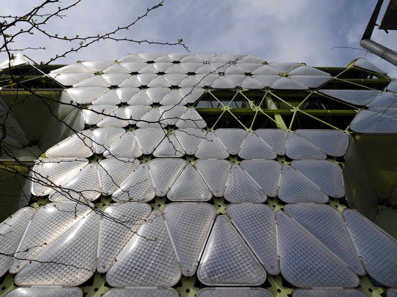 <div class='imageHoverDetail'>
             <p class='imageHoverTitle twoLineBreak'>Façana de l'Edifici MediaTIC</p>
             <p class='imageHoverAutor oneLineBreak'>Autor: Vicente Zambrano</p>
             <button class='imageHoverBtn'>Mostra els detalls de la imatge <span class='sr-only'>Façana de l'Edifici MediaTIC</span></button>
             </div>