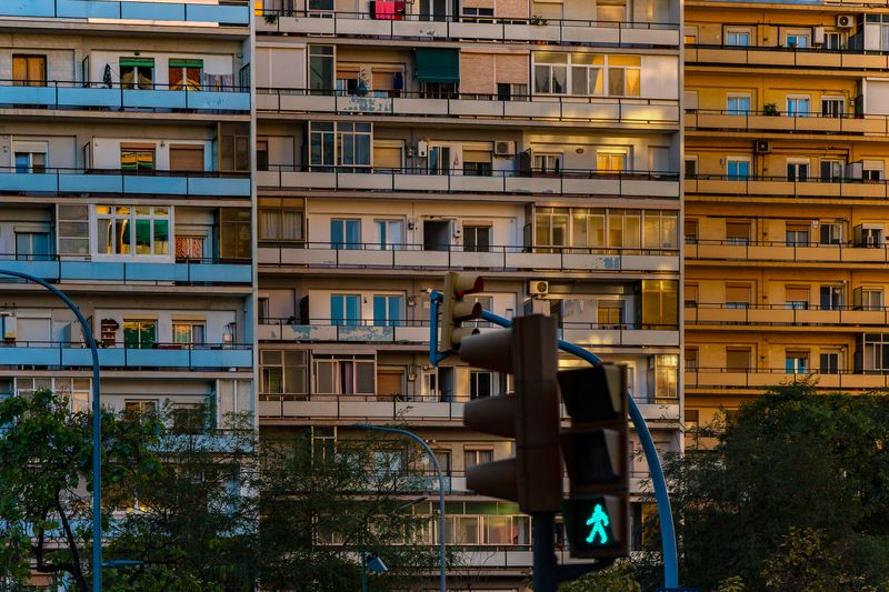 
             Blocs de pisos al capvespre
             Autor: Laura Guerrero
             Mostra els detalls de la imatge Blocs de pisos al capvespre
             