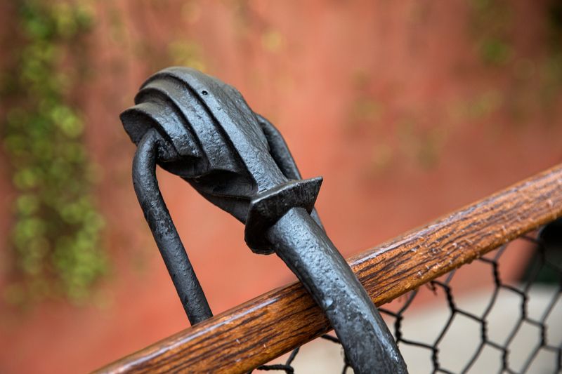 <div class='imageHoverDetail'>
             <p class='imageHoverTitle twoLineBreak'>Casa Vicens. Elements de forja</p>
             <p class='imageHoverAutor oneLineBreak'>Autor: Pepe Navarro</p>
             <button class='imageHoverBtn'>Mostra els detalls de la imatge <span class='sr-only'>Casa Vicens. Elements de forja</span></button>
             </div>