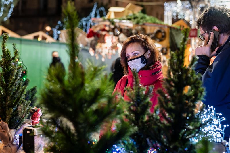 <div class='imageHoverDetail'>
             <p class='imageHoverTitle twoLineBreak'>Gent mirant els arbres i la decoració de Nadal a la Fira de Santa Llúcia</p>
             <p class='imageHoverAutor oneLineBreak'>Autor: Laura Guerrero</p>
             <button class='imageHoverBtn'>Mostra els detalls de la imatge <span class='sr-only'>Gent mirant els arbres i la decoració de Nadal a la Fira de Santa Llúcia</span></button>
             </div>