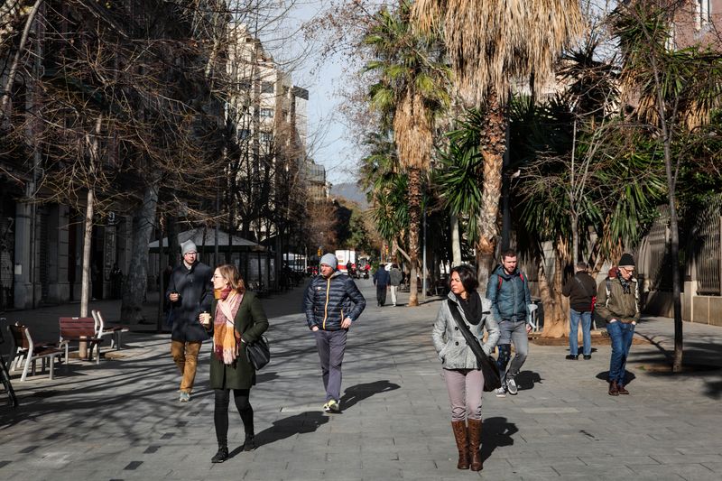 <div class='imageHoverDetail'>
             <p class='imageHoverTitle twoLineBreak'>Vianants pel carrer d'Enric Granados</p>
             <p class='imageHoverAutor oneLineBreak'>Autor: Paola de Grenet</p>
             <button class='imageHoverBtn'>Mostra els detalls de la imatge <span class='sr-only'>Vianants pel carrer d'Enric Granados</span></button>
             </div>