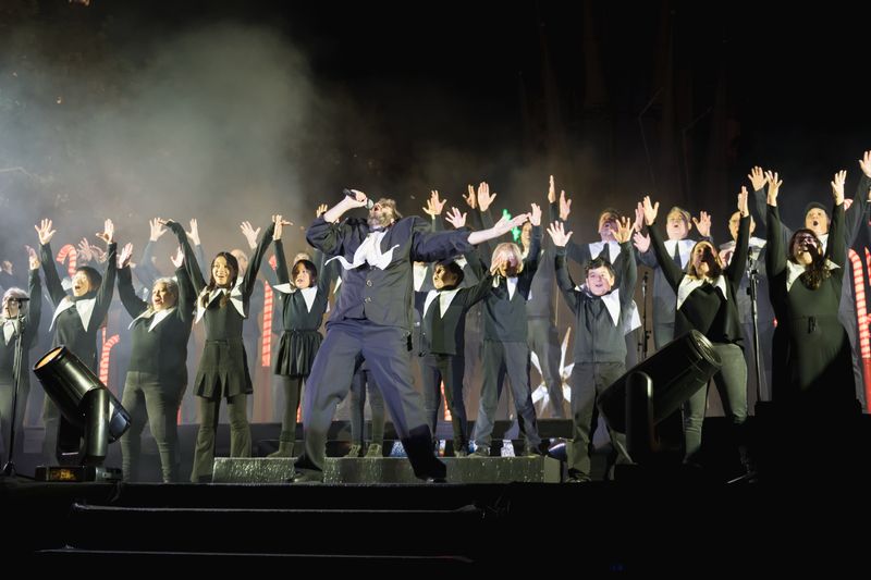 <div class='imageHoverDetail'>
             <p class='imageHoverTitle twoLineBreak'>Cor musical amb motiu de l’espectacle de l’encesa de llums de Nadal al passei...</p>
             <p class='imageHoverAutor oneLineBreak'>Autor: Ceci Fimia</p>
             <button class='imageHoverBtn'>Mostra els detalls de la imatge <span class='sr-only'>Cor musical amb motiu de l’espectacle de l’encesa de llums de Nadal al passei...</span></button>
             </div>