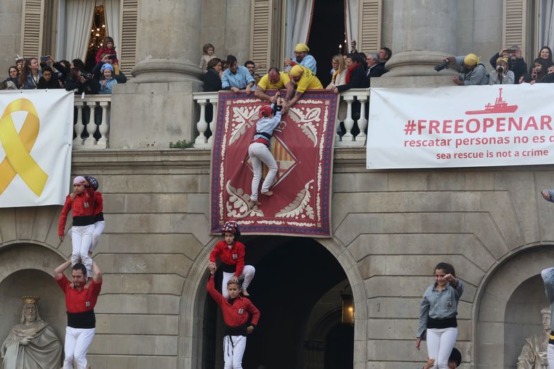 <div class='imageHoverDetail'>
             <p class='imageHoverTitle twoLineBreak'>Pujada al balcó d'un dels Castellers del Poble Sec</p>
             <p class='imageHoverAutor oneLineBreak'>Autor: Laura Llach</p>
             <button class='imageHoverBtn'>Mostra els detalls de la imatge <span class='sr-only'>Pujada al balcó d'un dels Castellers del Poble Sec</span></button>
             </div>