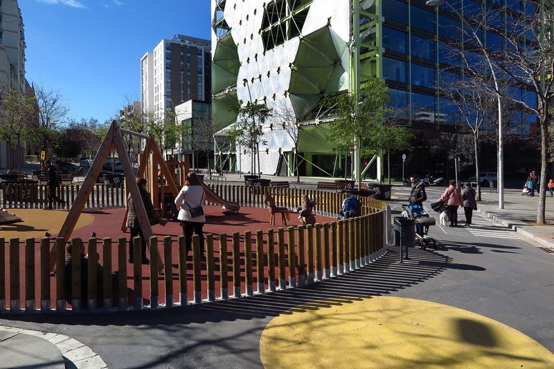 <div class='imageHoverDetail'>
             <p class='imageHoverTitle twoLineBreak'>Superilla del Poblenou. Parc infantil</p>
             <p class='imageHoverAutor oneLineBreak'>Autor: Vicente Zambrano González</p>
             <button class='imageHoverBtn'>Mostra els detalls de la imatge <span class='sr-only'>Superilla del Poblenou. Parc infantil</span></button>
             </div>