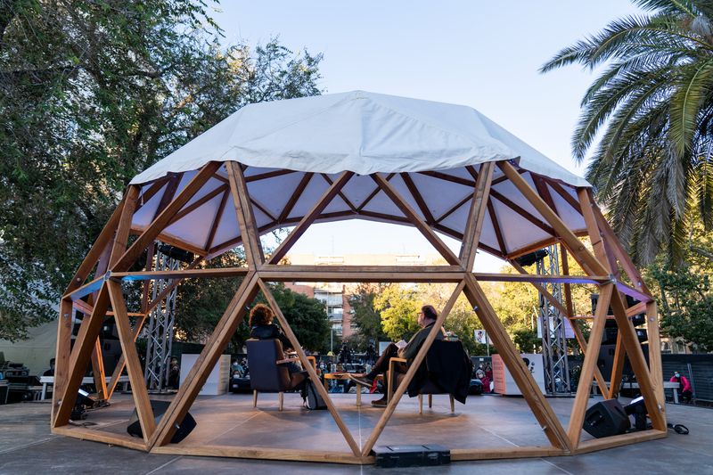 <div class='imageHoverDetail'>
             <p class='imageHoverTitle twoLineBreak'>Carlos Taibo i Marina Garcés junts a l'escenari amb forma de cúpula de Can Fe...</p>
             <p class='imageHoverAutor oneLineBreak'>Autor: Mariona Gil</p>
             <button class='imageHoverBtn'>Mostra els detalls de la imatge <span class='sr-only'>Carlos Taibo i Marina Garcés junts a l'escenari amb forma de cúpula de Can Fe...</span></button>
             </div>