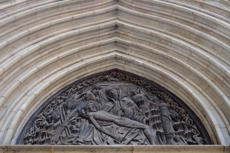 <div class='imageHoverDetail'>
             <p class='imageHoverTitle twoLineBreak'>Timpà de la Pietat de la Catedral de Barcelona </p>
             <p class='imageHoverAutor oneLineBreak'>Autor: Vicente Zambrano González</p>
             <button class='imageHoverBtn'>Mostra els detalls de la imatge <span class='sr-only'>Timpà de la Pietat de la Catedral de Barcelona </span></button>
             </div>