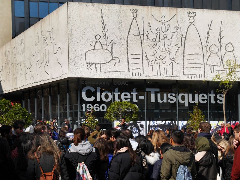 <div class='imageHoverDetail'>
             <p class='imageHoverTitle twoLineBreak'>Seu del Col·legi d'Arquitectes de Catalunya. Fris de Picasso</p>
             <p class='imageHoverAutor oneLineBreak'>Autor: Vicente Zambrano González</p>
             <button class='imageHoverBtn'>Mostra els detalls de la imatge <span class='sr-only'>Seu del Col·legi d'Arquitectes de Catalunya. Fris de Picasso</span></button>
             </div>