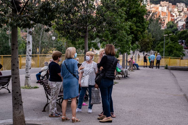 <div class='imageHoverDetail'>
             <p class='imageHoverTitle twoLineBreak'>Grup de veïnes conversant amb mascareta a la rambla del Carmel</p>
             <p class='imageHoverAutor oneLineBreak'>Autor: Laura Guerrero</p>
             <button class='imageHoverBtn'>Mostra els detalls de la imatge <span class='sr-only'>Grup de veïnes conversant amb mascareta a la rambla del Carmel</span></button>
             </div>