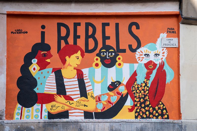 <div class='imageHoverDetail'>
             <p class='imageHoverTitle twoLineBreak'>Fragment del mural reivindicatiu feminista creat als murs de la Model on es v...</p>
             <p class='imageHoverAutor oneLineBreak'>Autor: Martí Petit</p>
             <button class='imageHoverBtn'>Mostra els detalls de la imatge <span class='sr-only'>Fragment del mural reivindicatiu feminista creat als murs de la Model on es v...</span></button>
             </div>