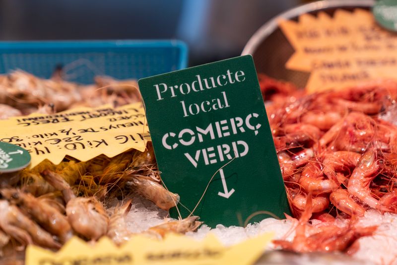 
             Llagostins i gambes a una peixateria del Mercat de Sants amb el rètol de “Pro...
             Autor: Martí Petit
             Mostra els detalls de la imatge Llagostins i gambes a una peixateria del Mercat de Sants amb el rètol de “Pro...
             