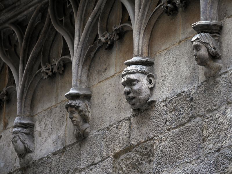 <div class='imageHoverDetail'>
             <p class='imageHoverTitle twoLineBreak'>Mènsula rostre home negre al Palau de la Generalitat. Façana gòtica del carre...</p>
             <p class='imageHoverAutor oneLineBreak'>Autor: Vicente Zambrano González</p>
             <button class='imageHoverBtn'>Mostra els detalls de la imatge <span class='sr-only'>Mènsula rostre home negre al Palau de la Generalitat. Façana gòtica del carre...</span></button>
             </div>