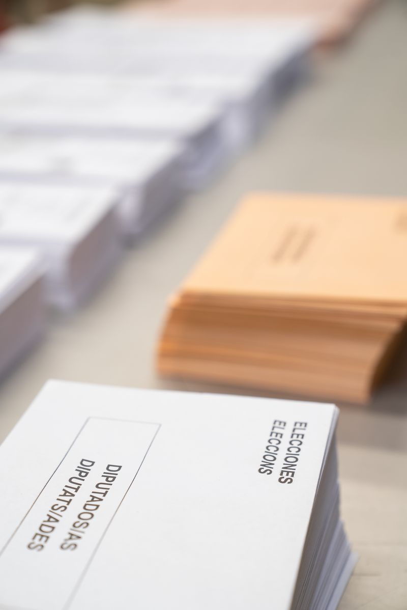 
             Detall dels sobres i les paperetes que es faran servir a les eleccions genera...
             Autor: Mariona Gil
             Mostra els detalls de la imatge Detall dels sobres i les paperetes que es faran servir a les eleccions genera...
             
