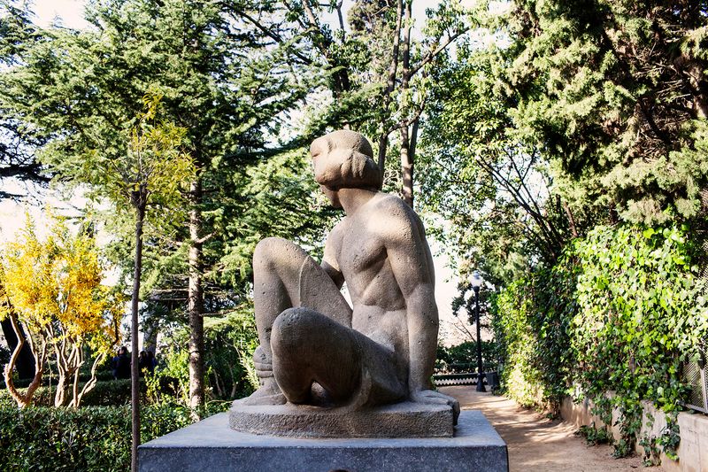 <div class='imageHoverDetail'>
             <p class='imageHoverTitle twoLineBreak'>Escultura "Repòs" de Josep Viladomat als Jardins de Laribal</p>
             <p class='imageHoverAutor oneLineBreak'>Autor: Paola de Grenet</p>
             <button class='imageHoverBtn'>Mostra els detalls de la imatge <span class='sr-only'>Escultura "Repòs" de Josep Viladomat als Jardins de Laribal</span></button>
             </div>