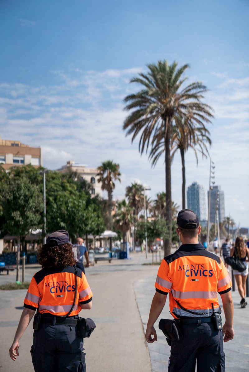 <div class='imageHoverDetail'>
             <p class='imageHoverTitle twoLineBreak'>Dos agents cívics de l'Ajuntament de Barcelona fan la ronda pel passeig Marít...</p>
             <p class='imageHoverAutor oneLineBreak'>Autor: Clara Soler Chopo</p>
             <button class='imageHoverBtn'>Mostra els detalls de la imatge <span class='sr-only'>Dos agents cívics de l'Ajuntament de Barcelona fan la ronda pel passeig Marít...</span></button>
             </div>