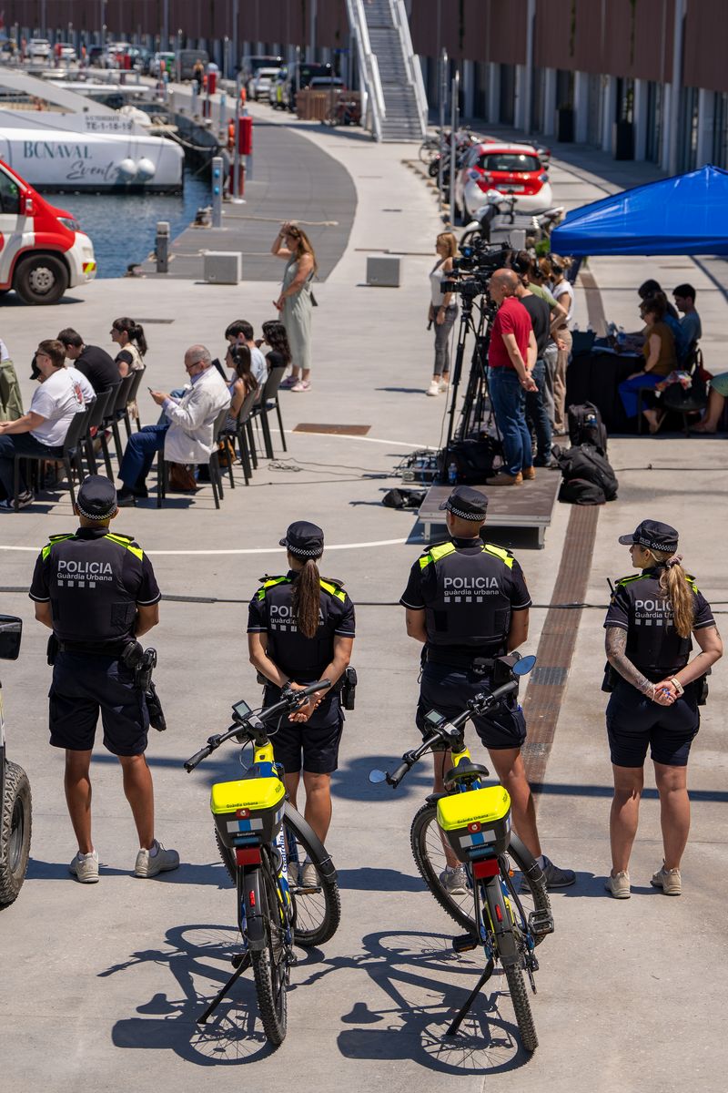 <div class='imageHoverDetail'>
             <p class='imageHoverTitle twoLineBreak'>Bicicletes elèctriques de la Guàrdia Urbana el dia de la roda de premsa del P...</p>
             <p class='imageHoverAutor oneLineBreak'>Autor: Laura Guerrero</p>
             <button class='imageHoverBtn'>Mostra els detalls de la imatge <span class='sr-only'>Bicicletes elèctriques de la Guàrdia Urbana el dia de la roda de premsa del P...</span></button>
             </div>