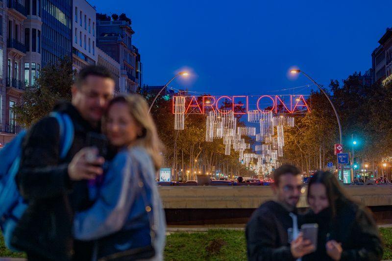 
             Dues parelles es fan autoretrats amb els llums de Nadal de la gran via de les...
             Autor: Laura Guerrero
             Mostra els detalls de la imatge Dues parelles es fan autoretrats amb els llums de Nadal de la gran via de les...
             