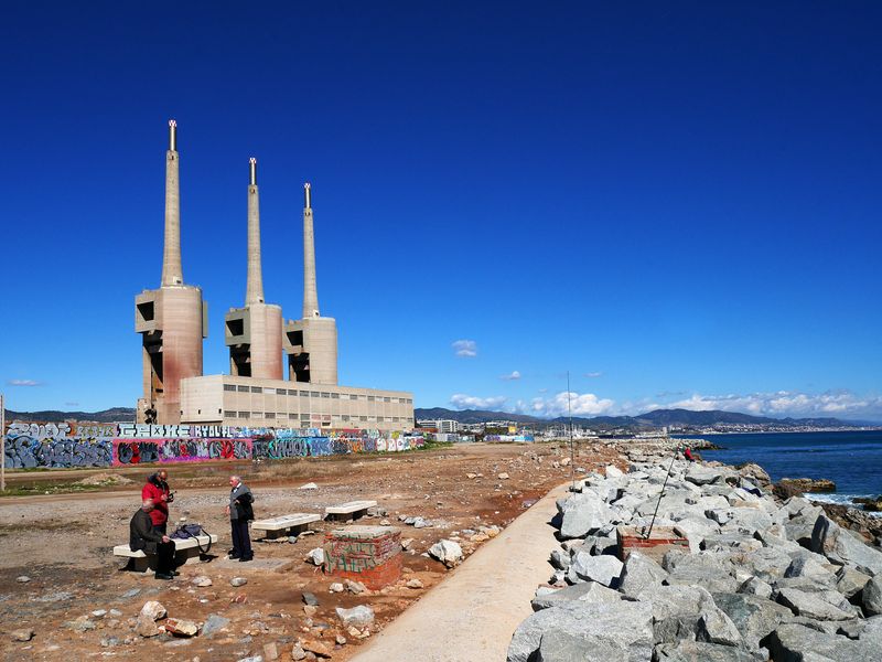 <div class='imageHoverDetail'>
             <p class='imageHoverTitle twoLineBreak'>Les Tres Xemeneis, Tèrmica de Sant Adrià de Besòs</p>
             <p class='imageHoverAutor oneLineBreak'>Autor: Vicente Zambrano González</p>
             <button class='imageHoverBtn'>Mostra els detalls de la imatge <span class='sr-only'>Les Tres Xemeneis, Tèrmica de Sant Adrià de Besòs</span></button>
             </div>