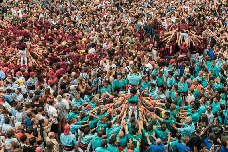 <div class='imageHoverDetail'>
             <p class='imageHoverTitle twoLineBreak'>Diada de la Mercè. Construcció dels pilars. De verd, els Castellers de la Sag...</p>
             <p class='imageHoverAutor oneLineBreak'>Autor: Carlota Serarols</p>
             <button class='imageHoverBtn'>Mostra els detalls de la imatge <span class='sr-only'>Diada de la Mercè. Construcció dels pilars. De verd, els Castellers de la Sag...</span></button>
             </div>