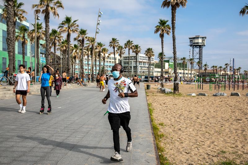 <div class='imageHoverDetail'>
             <p class='imageHoverTitle twoLineBreak'>Un home amb mascareta corre pel passeig del Mare Nostrum. Al seu voltant es v...</p>
             <p class='imageHoverAutor oneLineBreak'>Autor: Edu Bayer</p>
             <button class='imageHoverBtn'>Mostra els detalls de la imatge <span class='sr-only'>Un home amb mascareta corre pel passeig del Mare Nostrum. Al seu voltant es v...</span></button>
             </div>